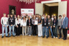 Gruppenfoto der Schülerinnen und Schüler der BHAK Bad Ischl mit den Landtagsabgeordneten Mario Haas, Peter Oberlehner und dem Vertreter der Landtagsdirektion Thomas Uebe im Elisabethzimmer des Linzer Landhauses 