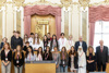 Gruppenfoto der Schülerinnen und Schüler der Business HAK Linz Auhof mit den Landtagsabgeordneten Heidi Strauss, Thomas Dim und dem Vertreter der Landtagsdirektion Thomas Uebe im Plenarsaal des Linzer Landhauses 