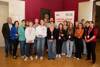 Gruppenfoto der Schülerinnen, Schüler und Pädagogin der HAK Lambach mit dem Dritten Präsidenten des Landtags Peter Binder und den Landtagsabgeordneten Dagmar Engl, Stefanie Hofmann und Wolfgang Stanek im Elisabethzimmer des Linzer Landhauses