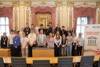 Gruppenfoto der Schülerinnen, Schüler und Pädagogin der Technology School HTBLA Andorf mit dem Dritten Präsidenten des Landtags Peter Binder im Plenarsaal des Linzer Landhauses 