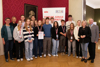 Gruppenfoto der Schülerinnen, Schüler und Pädagogin des Gymnasiums Dachsberg mit dem Präsidenten des Landtags Max Hiegelsberger und den Landtagsabgeordneten Ulrike Schwarz und Astrid Zehetmair im Elisabethzimmer des Linzer Landhauses