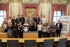 Gruppenfoto der Schülerinnen, Schüler und Pädagogen des BRG/BORG Schloss Traunsee mit dem Präsidenten des Landtags Max Hiegelsberger und den Landtagsabgeordneten Gabriele Knauseder und Michael Nell im Plenarsaal des Linzer Landhauses