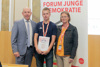 Landtagspräsident Max Hiegelsberger mit einem Schüler und einer Pädagogin der Business Academy Linz-Auhof