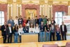  Gruppenfoto der BHAK BHAS Bad Ischl mit Landtagspräsident Max Hiegelsberger und den Landtagsabgeordneten Mario Haas, Christian Mader und Wolfgang Klinger im Plenarsaal des Linzer Landhauses