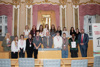 Gruppenfoto der Schülerinnen und Schüler der Fachschule der Oblatinnen mit dem Präsidenten des Landtags Max Hiegelsberger und den Landtagsabgeordneten Gertraud Scheiblberger und Tobias Höglinger im Plenarsaal des Linzer Landhauses 