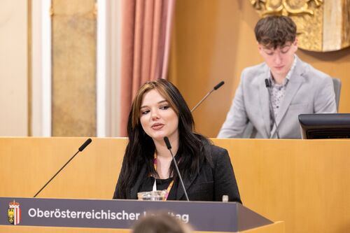 Eine junge Frau bei ihrer Rede im Jugendlandtag 2025